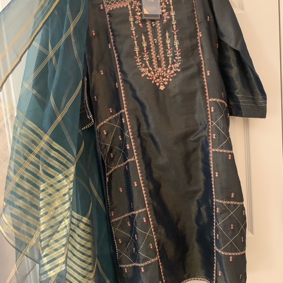 Pakistani outfit - Picture 2 of 3